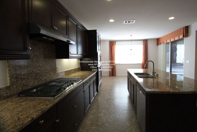 Building Photo - 4 bedroom / 3.5 bathroom home with 2 car g...