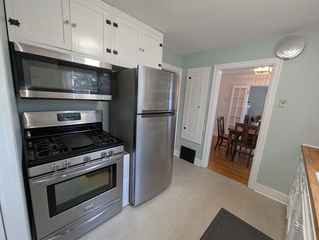 Cocina a gas y microondas empotrado con extractor de aire. - 1544 Southeast Tolman Street