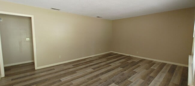 Building Photo - Duplex WITH GARAGE in Hixson!