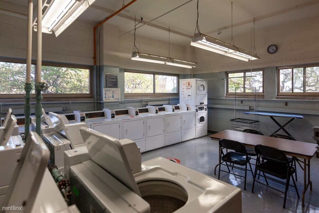 Foto principal - 8900 E Jefferson Ave