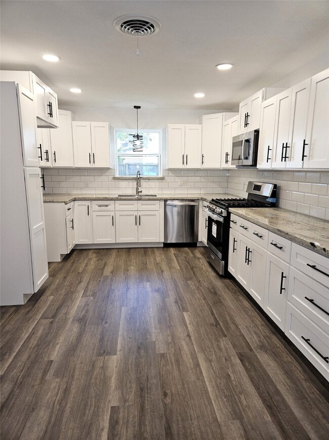 Building Photo - 652 6th St