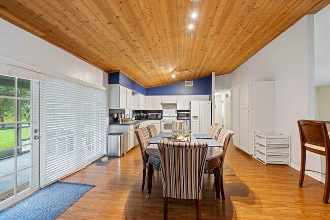 Foto del edificio - 756 Juniper Pl