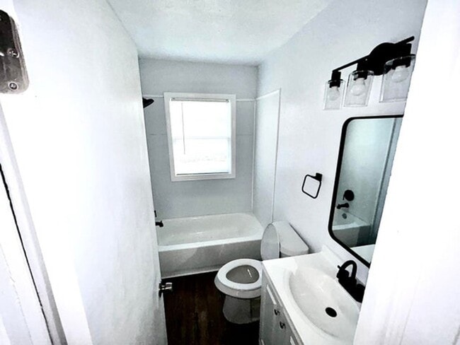 Building Photo - Quaint 4 bed 2 bath home