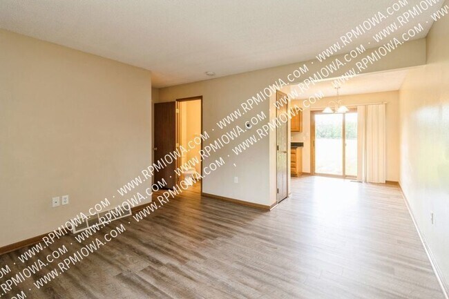 Building Photo - HUGE BACKYARD!!  2 Bedroom, 1.5 Bathroom i...