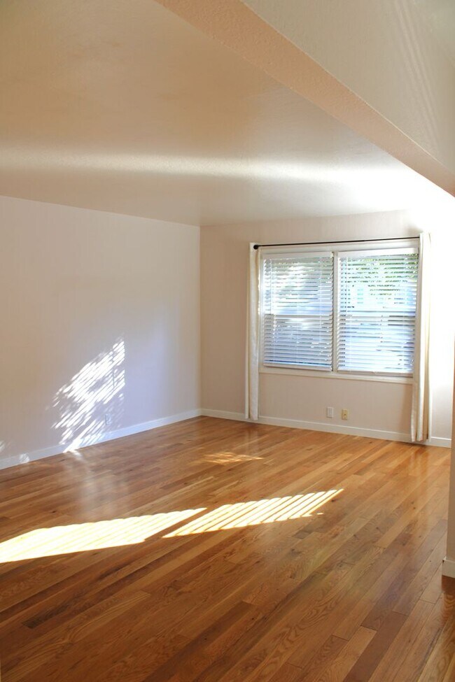 Building Photo - Charming 3 bed 1 Bath Home in Great Santa ...