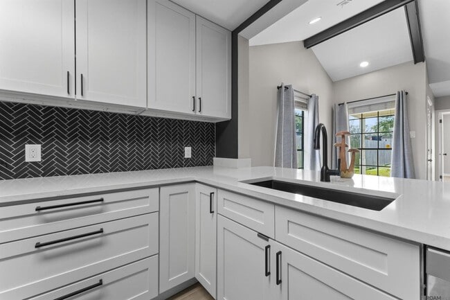 Building Photo - 15613 Shenandoah Square Ave.