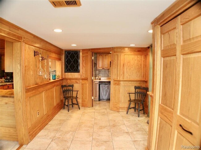 Foto del edificio - 48677 Sugarbush Rd