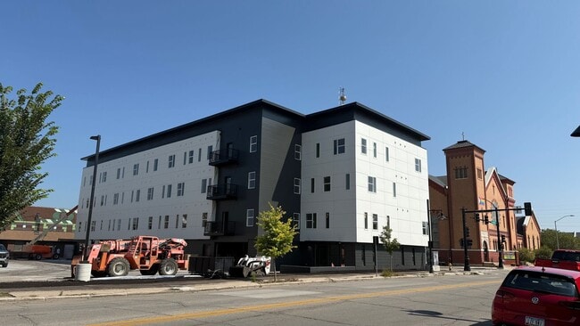 Building Photo - The Delaware - Luxury Apartment's in Mason...