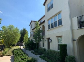 Building Photo - 970 Sweetbriar Ln