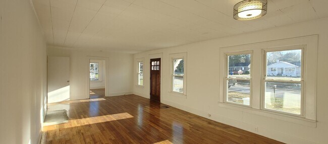 Foto del edificio - LEASE ONLY - 2219 Lyndon Ave.
