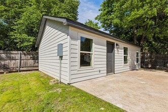 Building Photo - 1106 Las Palmas Dr