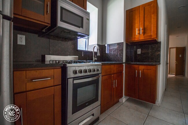 Foto del edificio - 677 Lincoln Pl