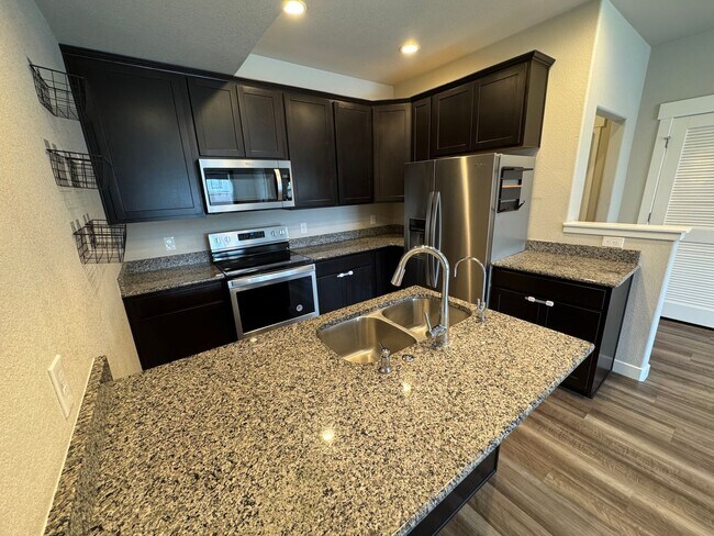 Building Photo - Spacious & Stylish 3-Bed, 2.5-Bath Townhom...