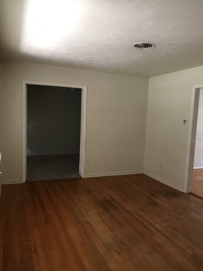 Building Photo - Beautiful Home! Perfect location