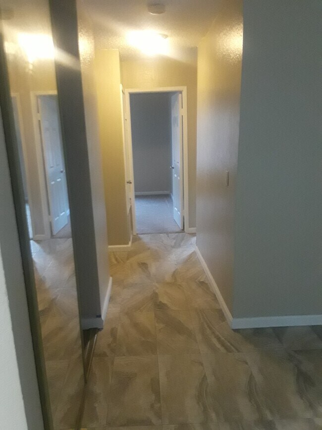 Building Photo - 5310 Ridgeview Circle, Unit 8