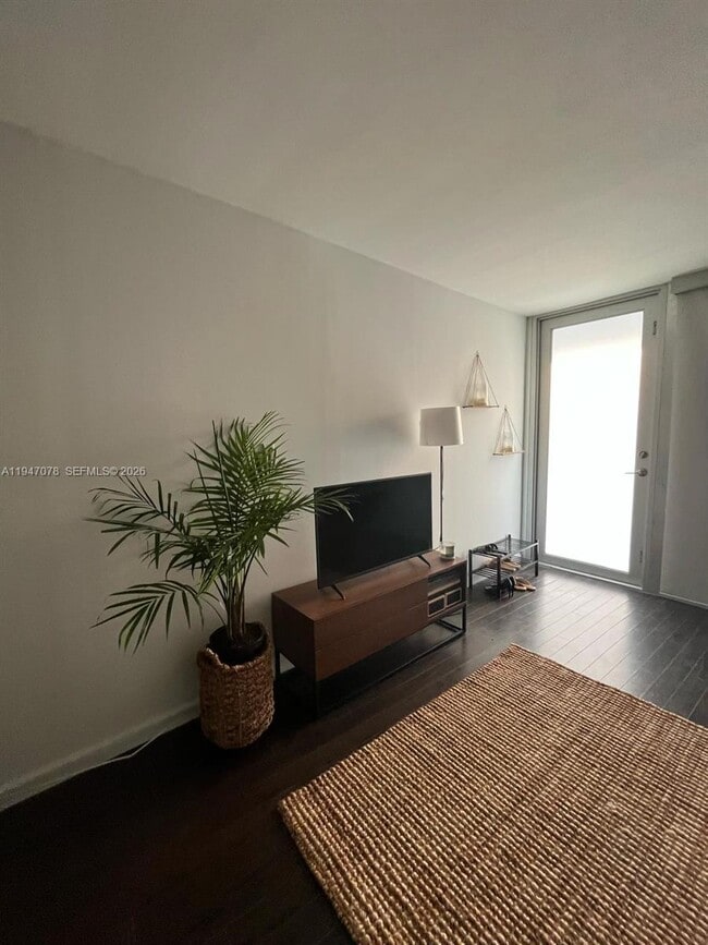 Foto del edificio - 900 Bay Dr