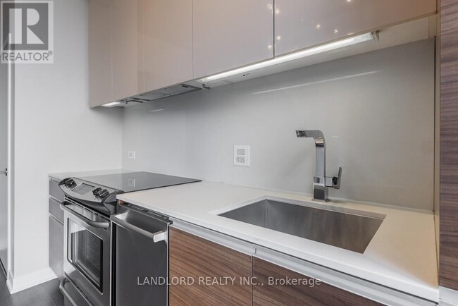 Building Photo - 8-608 Gladstone Ave