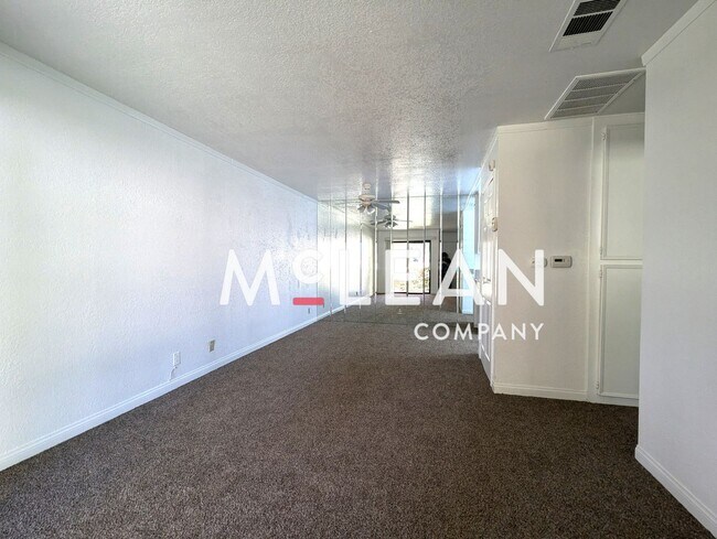 Foto del edificio - **Charming Unfurnished Condo in Palm Sprin...