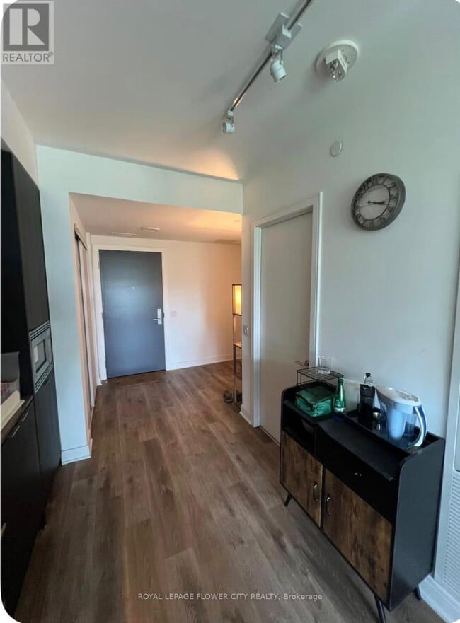Building Photo - 86 Dundas St E