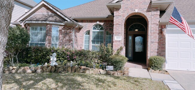 Building Photo - 2910 Sandleigh Dr