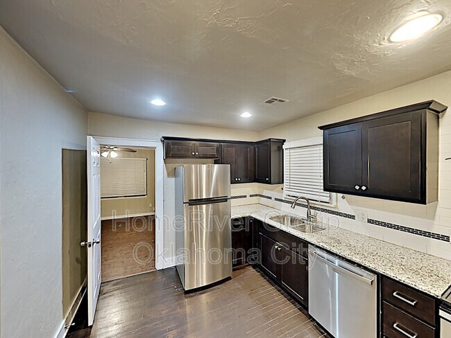 Foto del edificio - 1816 NW 37th St