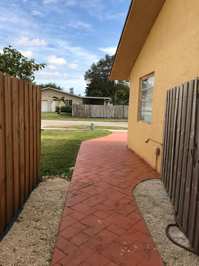 Building Photo - 7010 SW 144th Pl