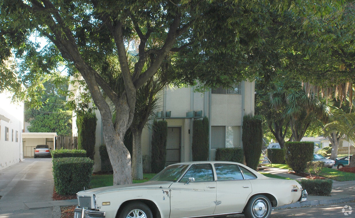 Building Photo - 913 Ironwood Dr