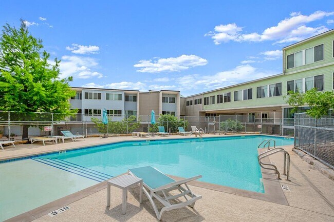 Foto del edificio - 604 N Bluff Dr