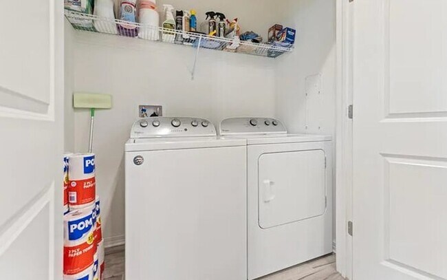 Building Photo - Beautiful Town Home For Rent in Meadow Poi...