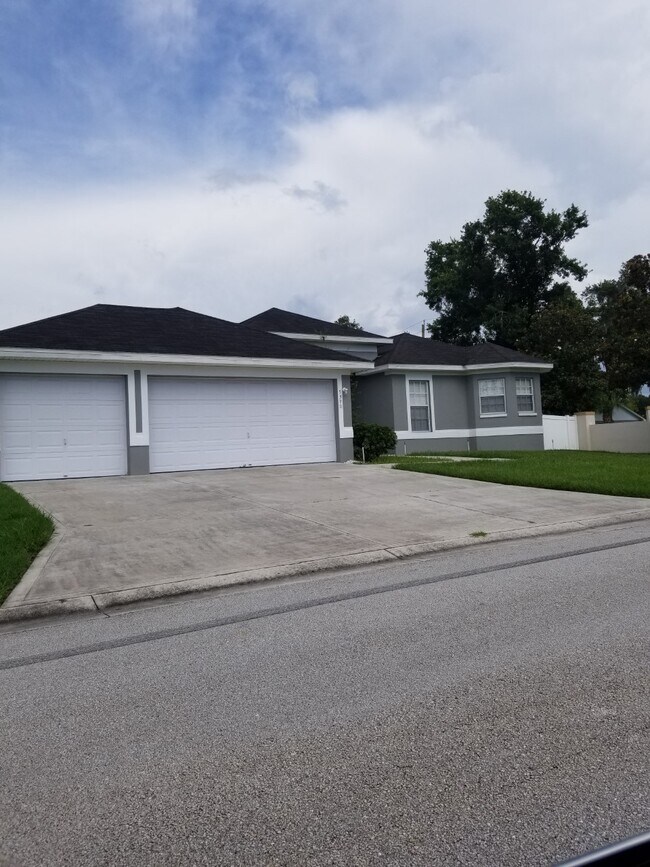 driveway /3 car garage - 5390 Hidden Oaks Dr