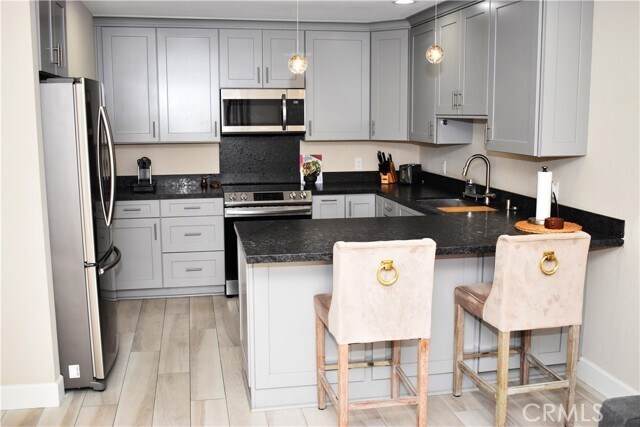 Foto del edificio - 6815 Remmet Ave