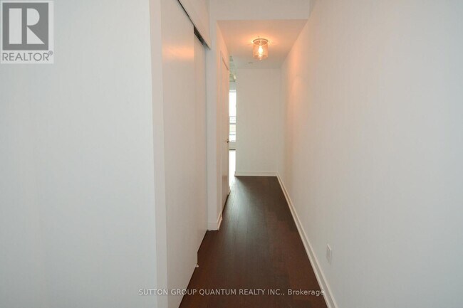 Photo du bâtiment - 1030 King St W