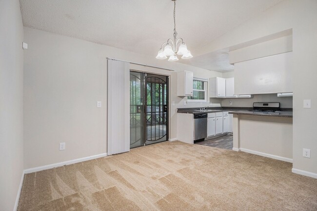 Building Photo - 3 Bedroom 2 Bath Home with Den and Screene...