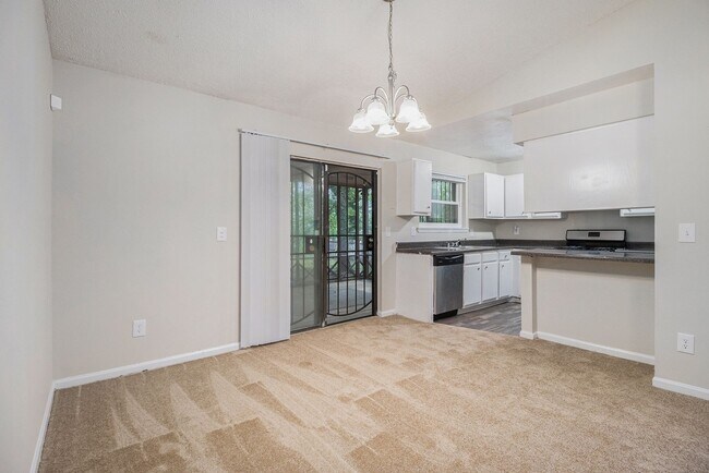 Foto del edificio - 3 Bedroom 2 Bath Home with Den and Screene...