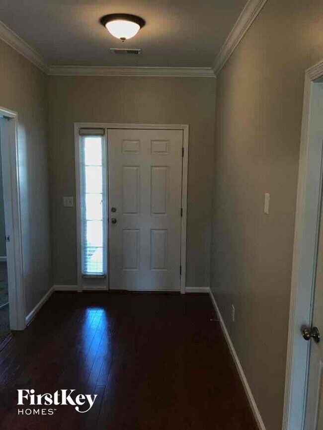 Building Photo - 105 Holland Cir