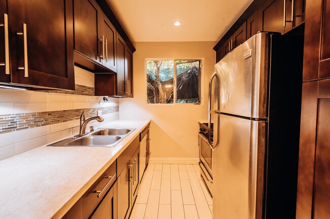 Building Photo - 436 S Oakhurst Dr