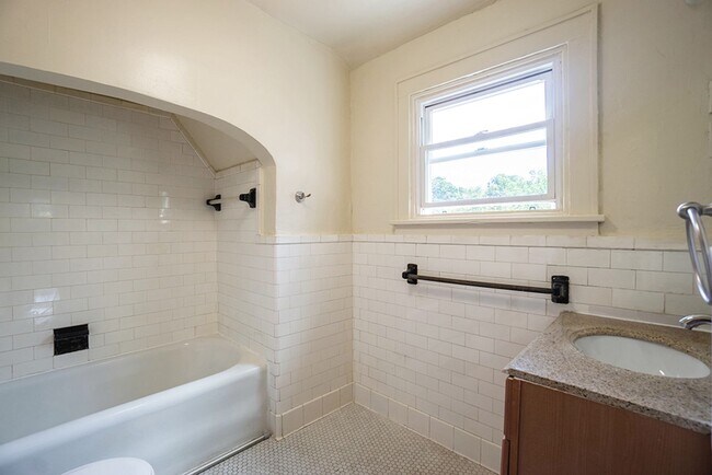 Building Photo - 128 Claire Rd