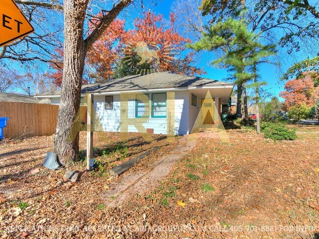 Building Photo - COMING SOON! 2 Bed/2 Bath Duplex Super Clo...