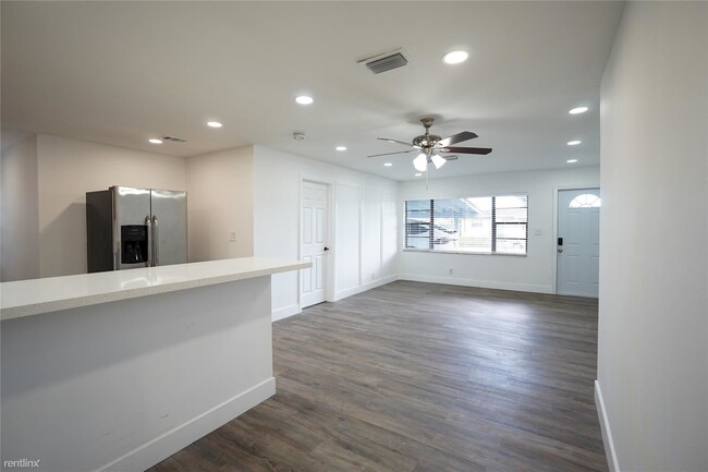 Foto del edificio - 3 br, 2 bath House - 661 NW 23rd Ter