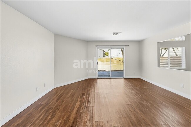 Foto del edificio - 6130 Peach Blossom Ln