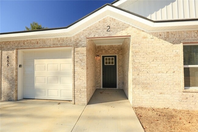 Building Photo - 655 N Genevieve Ave