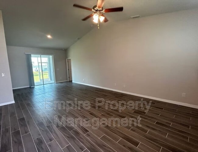 Foto del edificio - COMING MID-JUNE! 4 Bed 2 Bath 3 Car Garage with Screened Lanai