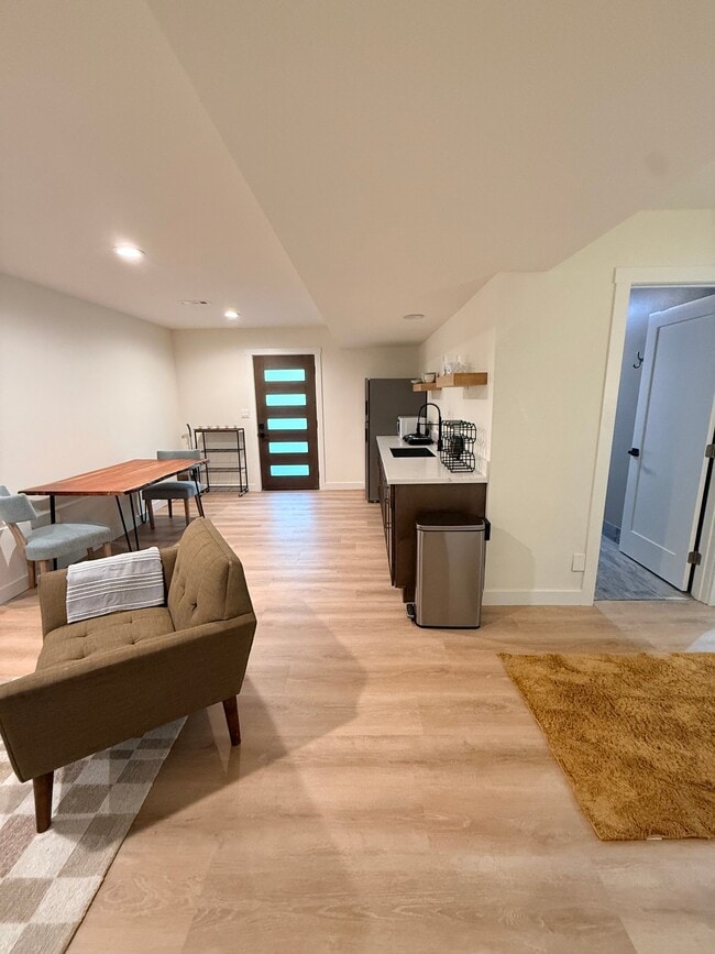 Foto del edificio - 4320 Lakeway Dr