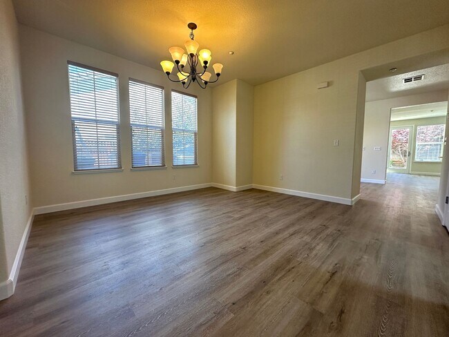 Foto del edificio - COMING SOON! 5 Bed, 3 Bath in Rose Garden