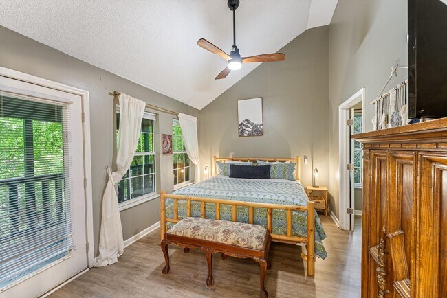 Foto del edificio - 1052 Twin Oaks Rd