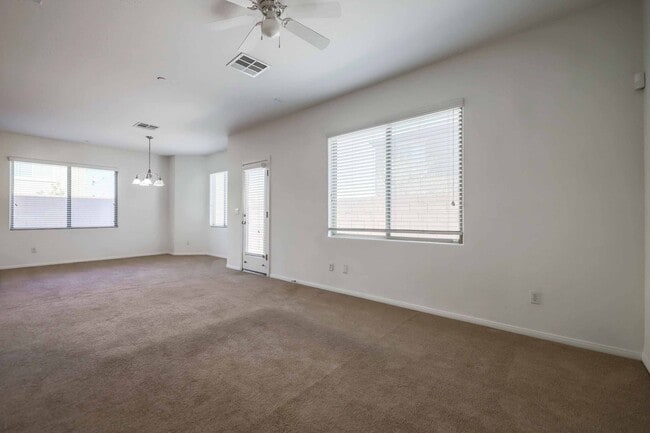 Building Photo - 4 BEDROOM HOUSE IN HENDERSON!!