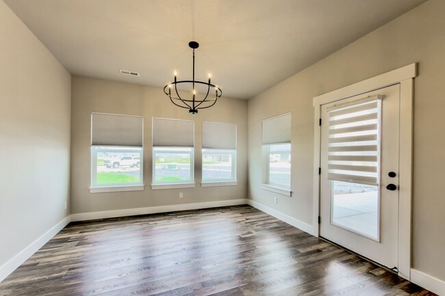 Building Photo - Spacious 3 Bed, 3 Bath Pet-Friendly Home with Oversized 3+ Car Garage! - Available NOW!