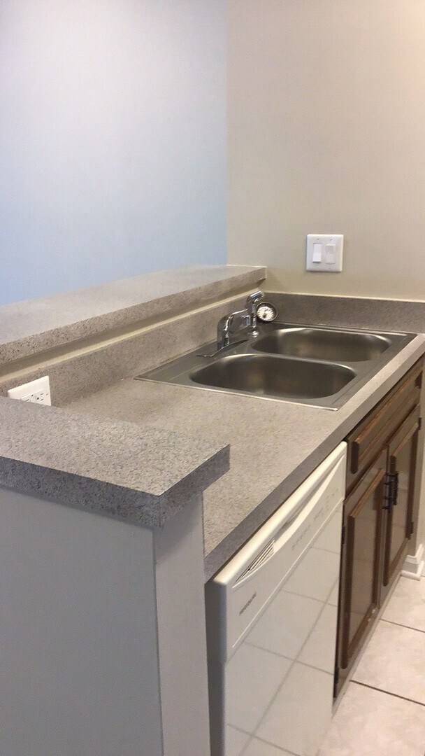 Building Photo - 1 Bedroom Condo in the Desirable Cobblesto...
