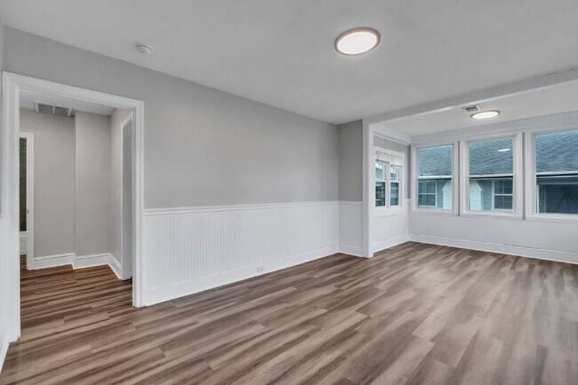 Foto del edificio - Stylish 2-Bedroom, 1-Bath Home with Contemporary Finishes ($1200/mo base rent***)