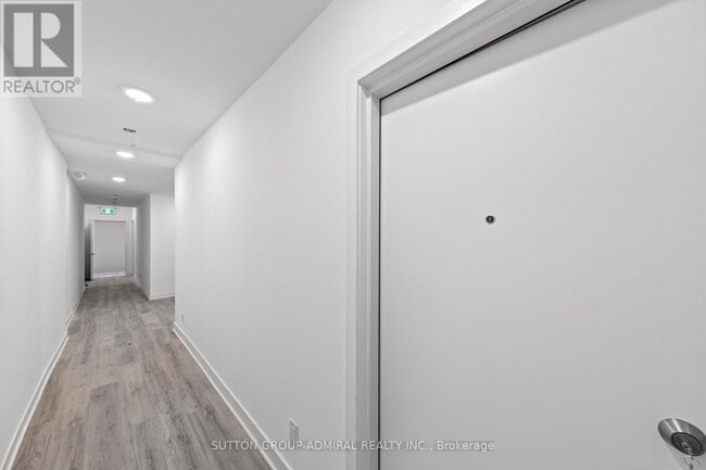 Photo du bâtiment - 1305 St Clair Ave W